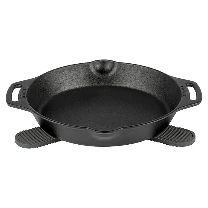 Petromax Topfuntersetzer - Silikon, Durchmesser: 26,2 cm - Eine schwarze gusseiserne Servierpfanne von FINREK mit Silikon-Pfannengriffen für eine komfortable und sichere Nutzung.