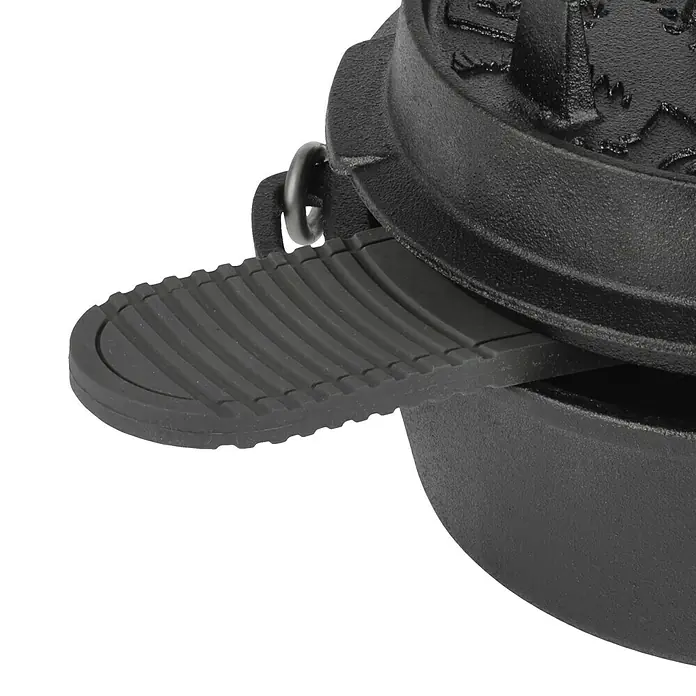Petromax Topfuntersetzer - Silikon, Durchmesser: 26,2 cm - Nahaufnahme eines schwarzen Dutch Oven mit Deckel und einem kleinen Griff, der hervorsteht. Ideal für Camping und Outdoor-Küche.