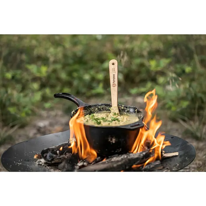 Petromax Grillgutwender - Länge: 32 cm, Kirschholz - Petromax Feuertopf mit Holzlöffel über offenem Feuer. Ideal zum Kochen im Freien. Rustikale Küche für Abenteurer und Outdoor-Enthusiasten.