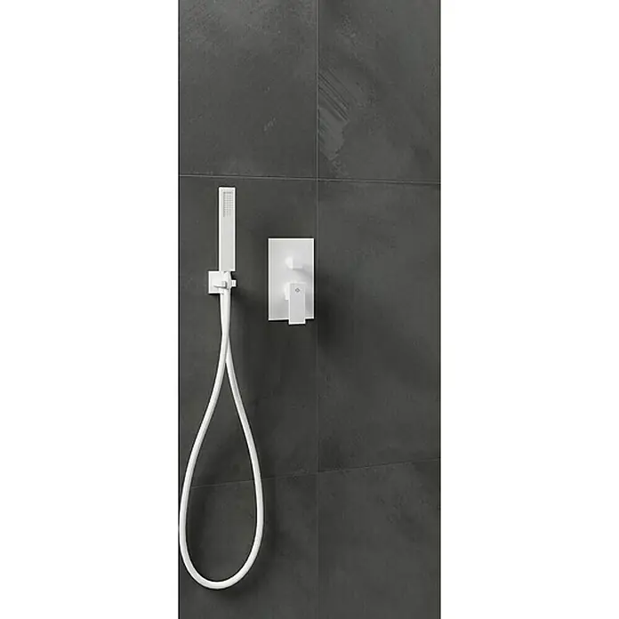 IO Orion Grifo monomando de ducha empotrable - Blanco - Grifo de ducha blanco sobre pared oscura. Diseño elegante para baños modernos con estilo minimalista y materiales de alta calidad.