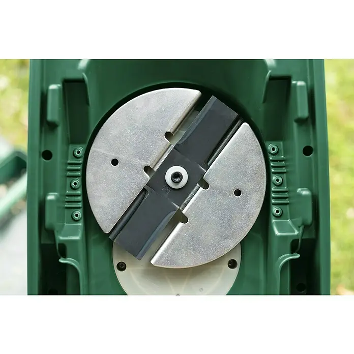 Bosch Elektro-Häcksler AXT RAPID 2200 - Max. Aststärke: 4 cm, 2.200 W - Nahaufnahme des Mähroboters mit Fokus auf das Mähwerkzeug, das eine saubere und effiziente Rasenpflege gewährleistet.