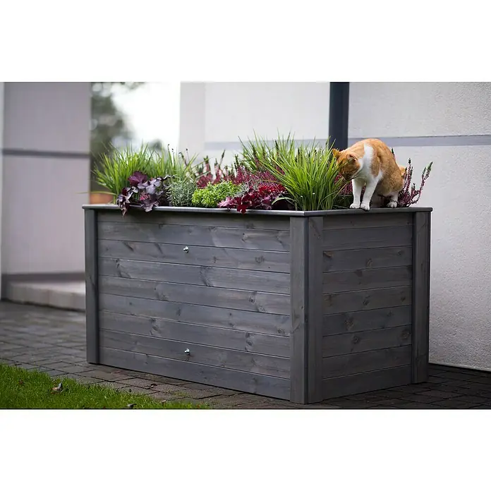 Hochbeet Cardus - 150 x 79 x 76 cm, Holz - Eine graue Pflanzkiste aus Holz mit verschiedenen Pflanzen und einer Katze darauf, perfekt für den Garten oder die Terrasse.