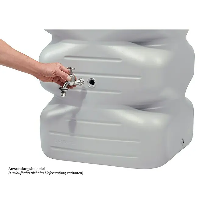 Garantia Basic Line Regentonne Cubus - 340 l, Betongrau - Der Wasserbehälter mit der Hand am Wasserhahn.