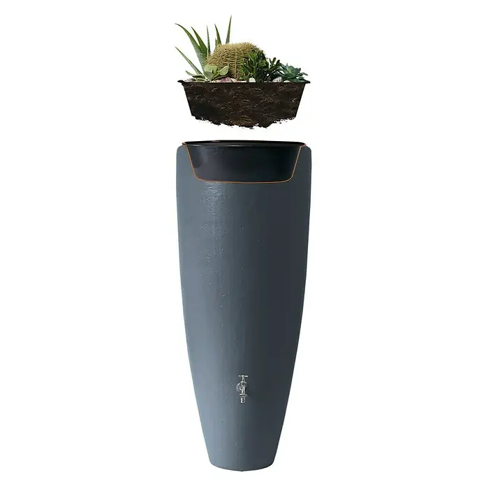 Garantia Classic Line Regenspeicher 2 in 1 - Graphite grey - Ein grauer Regenspeicher mit einem Pflanzgefäß oben drauf, das mit Sukkulenten und einem Kaktus bepflanzt ist. Ein eleganter Wasserspeicher.