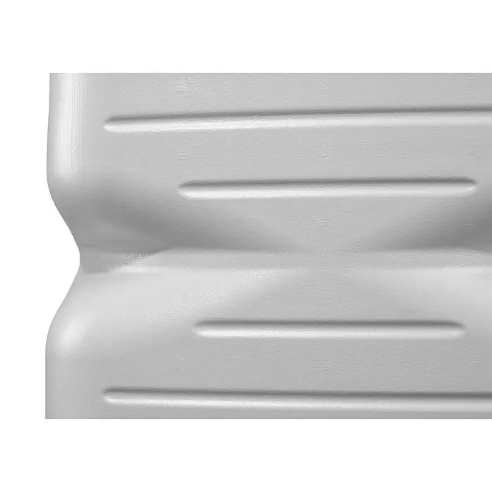Garantia Basic Line Regentonne Cubus - 700 l, Betongrau - Nahaufnahme einer weißen Plastikflasche mit horizontalen Rillen und einer taillierten Form, ideal für Flüssigkeiten.