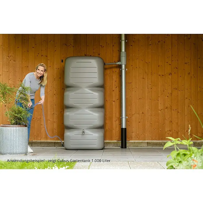 Garantia Basic Line Regentonne Cubus - 700 l, Betongrau - Die Gartentank Cubus 1.000 Liter ist ein vielseitiger Wasserspeicher für den Garten, der leicht an eine Regenrinne angeschlossen werden kann.