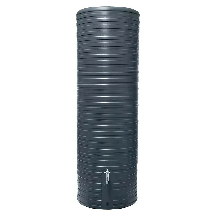Garantia Classic Line Regenspeicher Nordic - 500 l, Graphite grey - Eine graue, zylindrische Zisterne mit horizontalen Rillen und einem silbernen Wasserhahn unten. Ideal für die Regenwassernutzung im Garten.