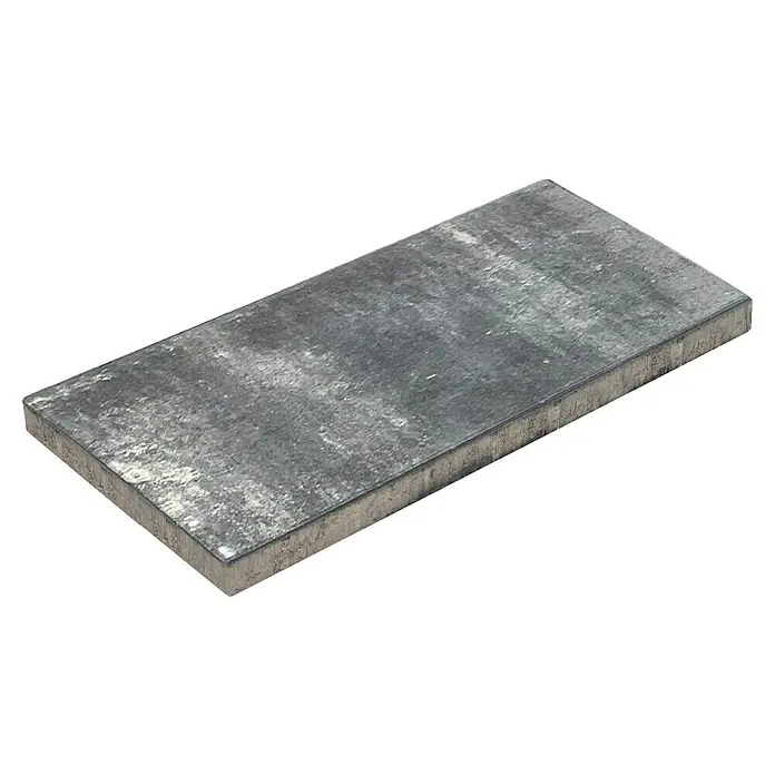 Diephaus Terrassenplatte Dover - 60 x 40 x 4 cm, Graphit, Beton - Nahaufnahme eines rechteckigen Pflastersteins mit einer robusten, grauen Oberfläche, ideal für Außenbereiche und Gartenwege.