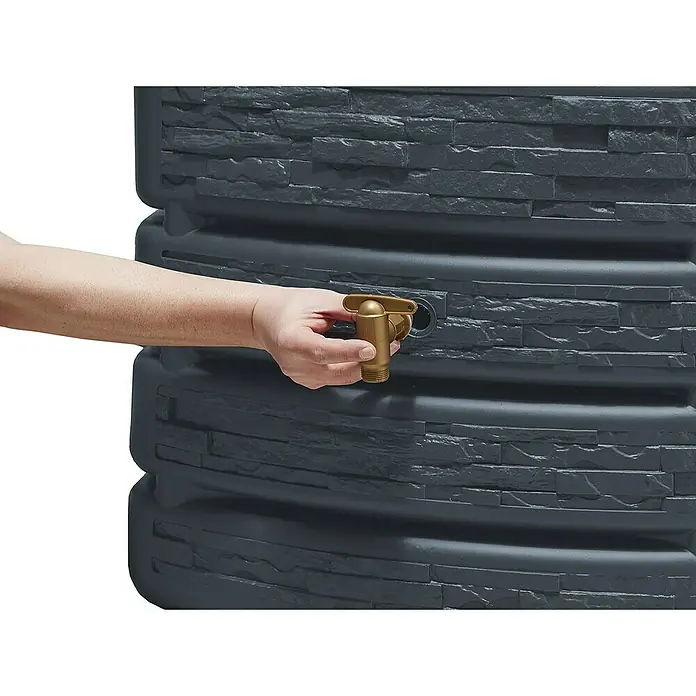 4rain Regentonne Mauertank Slim Stone - 510 l, Graphite grey - Nahaufnahme einer Person, die den Hahn eines grauen Regentonnen öffnet, mit Mauerwerk-Textur und ideal für die Gartenbewässerung.