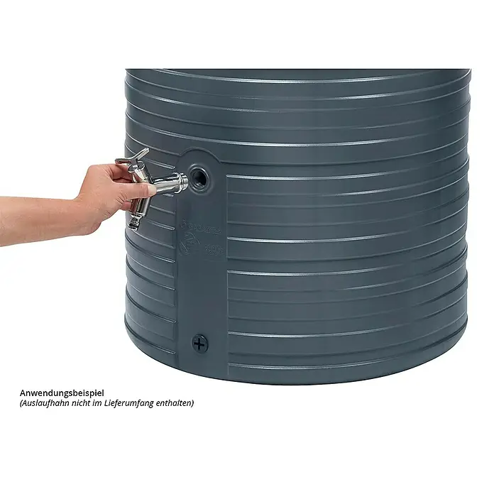 Garantia Classic Line Regenspeicher Nordic - 500 l, Graphite grey - Nahaufnahme eines grauen Regentonnen-Aufsatzes mit einem silbernen Wasserhahn, der von einer Hand bedient wird.