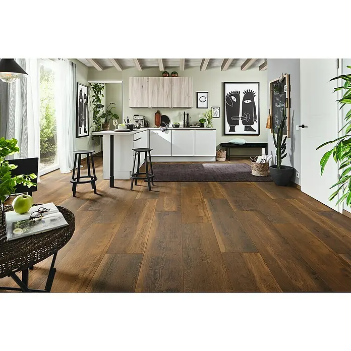LOGOCLIC Vinto Laminat - Eiche Porto, Landhausdiele, 1.288 x 330 x 8 mm - Einladender Küchenbereich mit warmem Holzboden. Der Boden verleiht dem Raum eine gemütliche und natürliche Atmosphäre und setzt einen schönen Akzent.