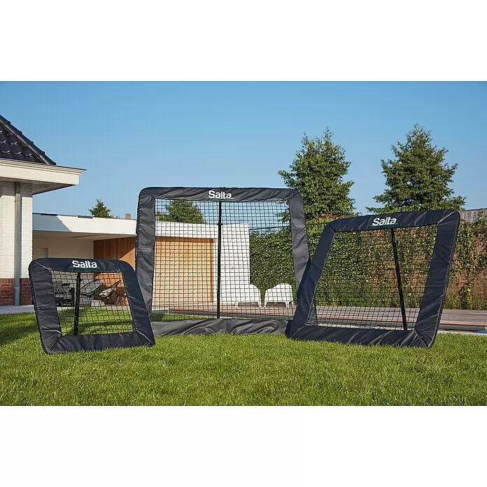 Salta Rebounder Motion - 84 x 84 cm, Schwarz - Drei schwarze Salta Rebounder-Tore mit Netzen im Freien.