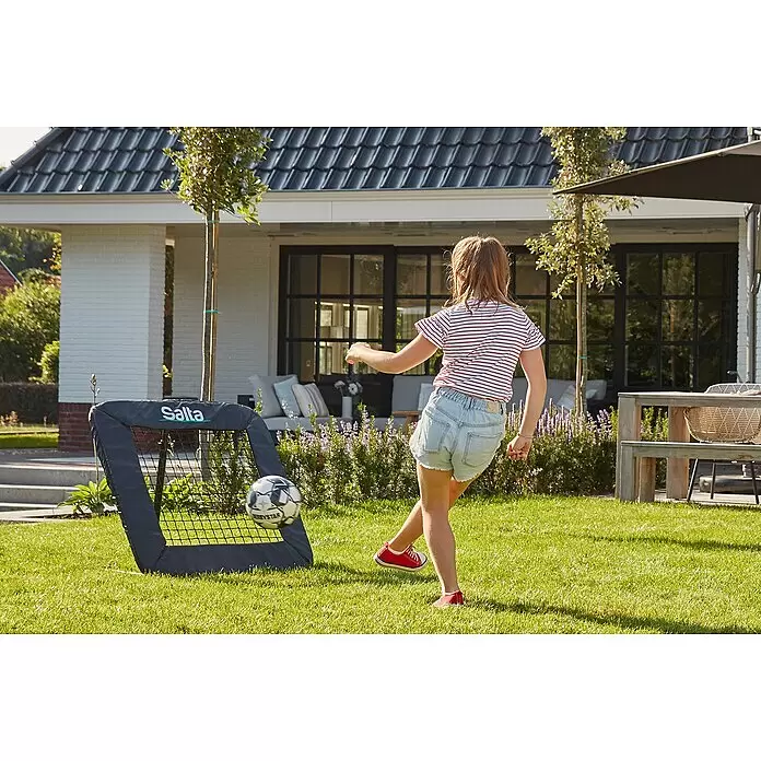 Salta Rebounder Motion - 84 x 84 cm, Schwarz - Graues Salta tragbares Fußballtor, ein Mädchen schießt einen Ball auf einem Rasen hinein.