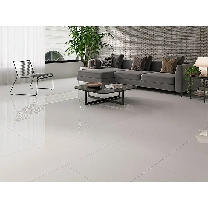 Feinsteinzeugfliese Super White59,8 x 59,8 cm, Weiß, Glänzend - Hochglänzende weiße Bodenfliesen, die ein modernes Wohnzimmer mit grauer Couch und Pflanzen verschönern. Elegant und stilvoll.