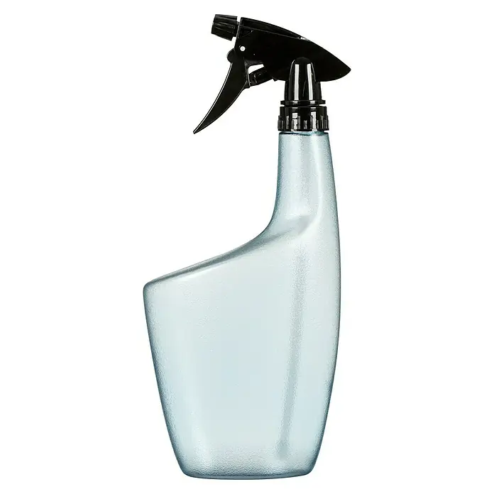 Scheurich Smilla Handsprüher - 0,7 l, Clear Topaz - Nahaufnahme einer leeren, transparenten Sprühflasche mit schwarzem Sprühkopf, ideal für Reinigungs- oder Gartenarbeiten.