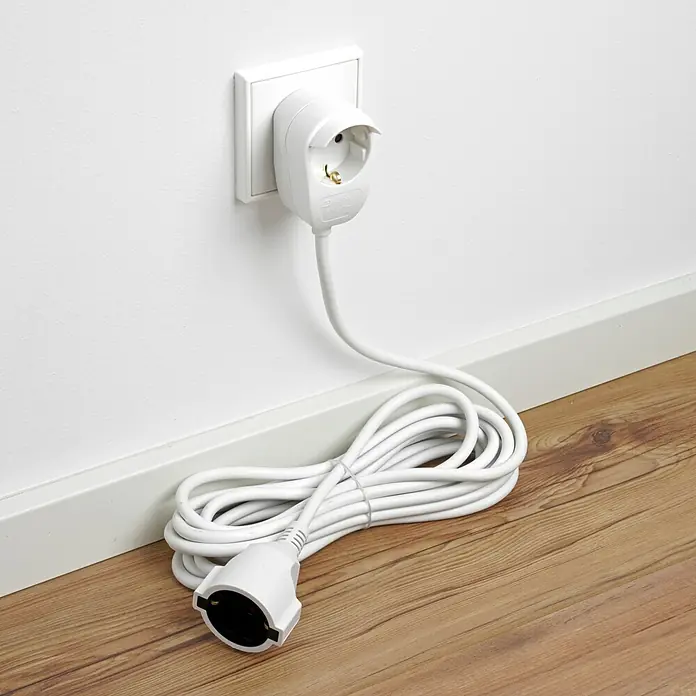 REV Verlängerungskabel Powersplit - 5 m, Weiß, IP20, H05VV-F - Weiße Verlängerungskabel mit Stecker und Steckdose liegen auf dem Boden und sind an eine Wandsteckdose angeschlossen.