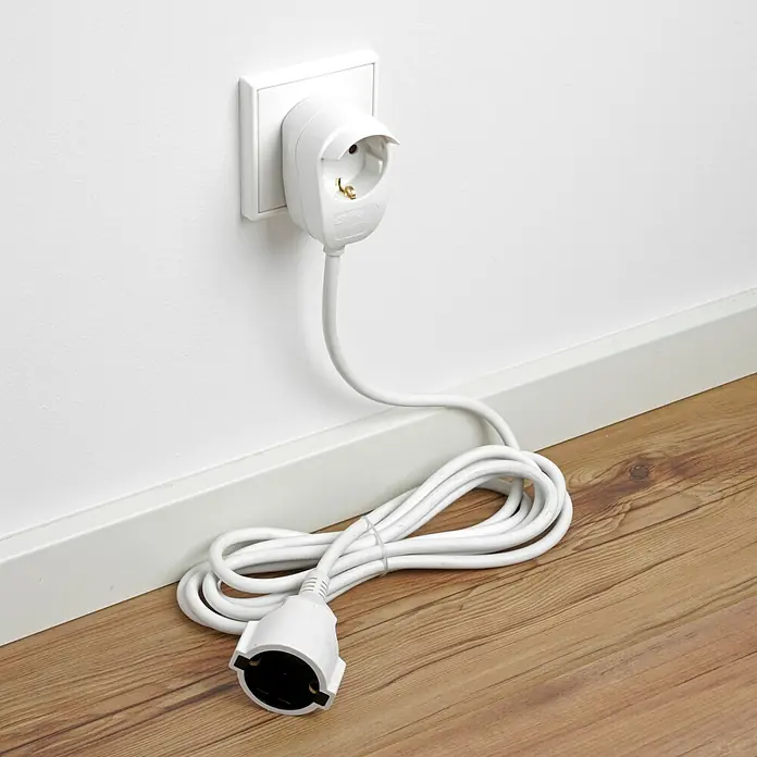 REV Verlängerungskabel Powersplit - 3 m, Weiß, IP20, H05VV-F - Steckdose mit weißem Verlängerungskabel und Eurostecker auf Holzboden, ideal für den Innenbereich.
