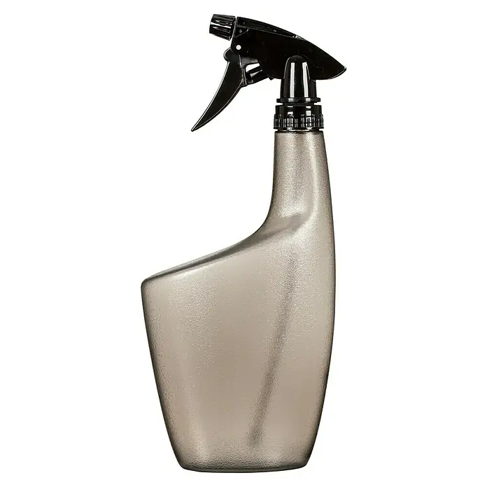 Scheurich Smilla Handsprüher - 0,7 l, Clear Platin - Nahaufnahme einer grauen Sprühflasche mit schwarzem Sprühkopf vor einem schwarzen Hintergrund für Reinigung oder Gartenarbeit.