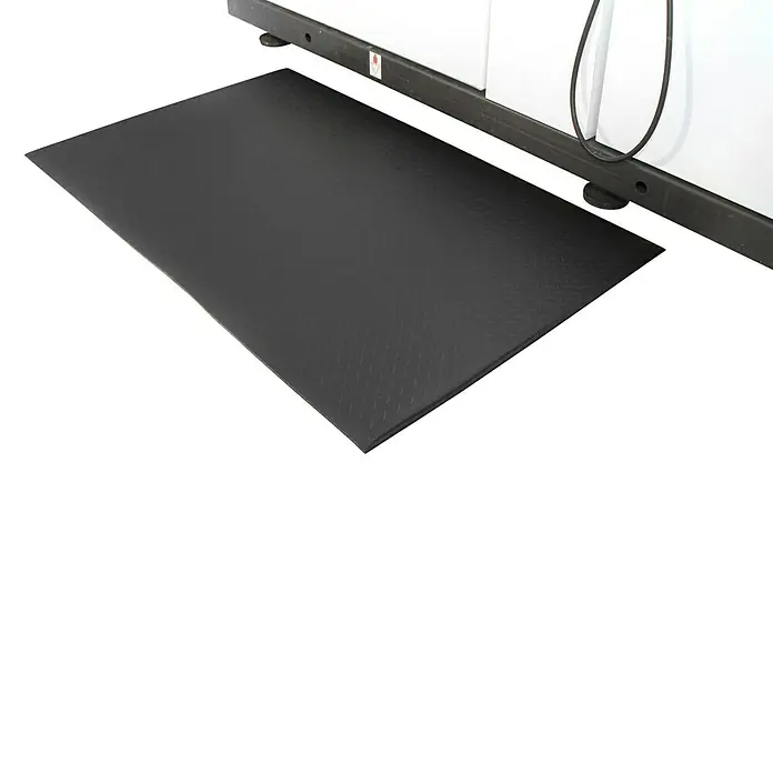 Coba Anti-Ermüdungsmatte Orthomat®-Diamond Meterware - Breite: 90 cm, Schwarz / Gelb - Eine schwarze, rechteckige, strapazierfähige Anti-Ermüdungsmatte vor einem weißen Gerät, die Komfort und Sicherheit bietet.