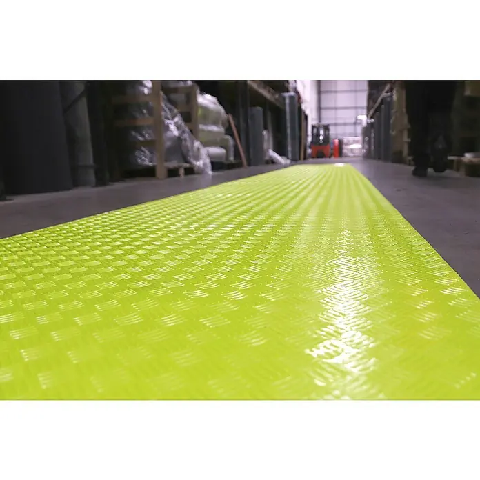 Coba Universalmatte SitePath - L x B: 10 x 1 m, Gelb, Einsatzbereich: Baustelle - Ein rutschfester, gelber Sicherheitsläufer mit einem geprägten Rautenmuster für industrielle Umgebungen.
