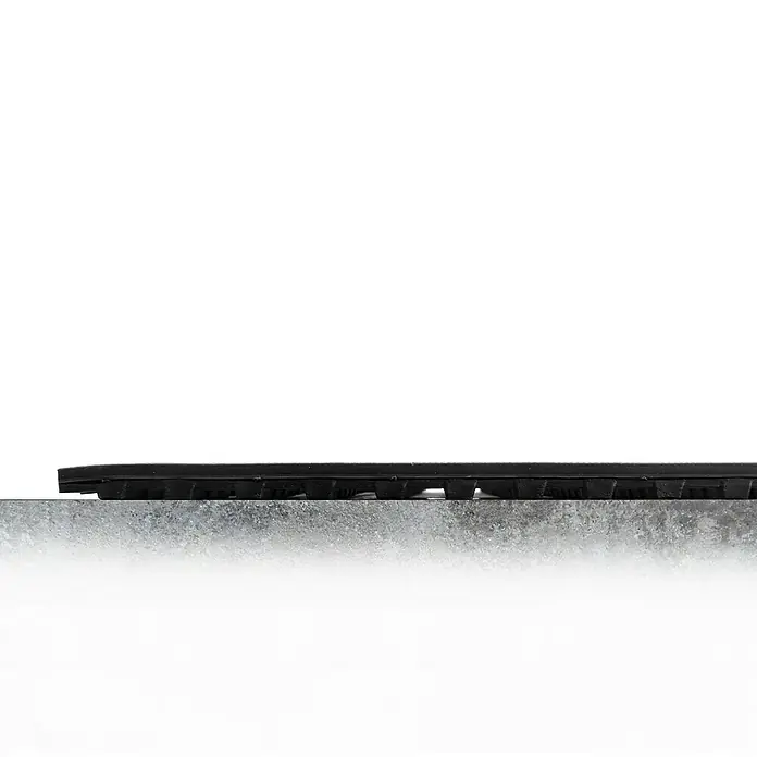 Coba Antirutschmatte DeckStepBlau, Breite: 100 cm, PVC - Nahaufnahme einer schwarzen, rechteckigen Gummimatte, die auf einer grauen Oberfläche liegt. Das Produkt ist robust und langlebig.