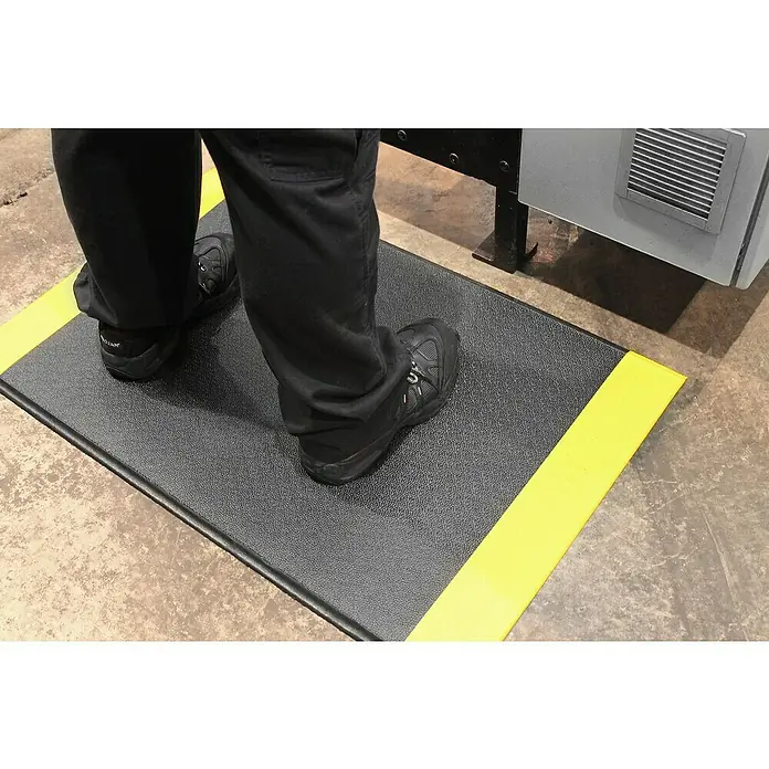 Coba Anti-Ermüdungsmatte Orthomat®-Standard Safety - Breite: 90 cm, Schwarz / Gelb - Die Matte ist schwarz mit gelben Rändern und bietet Komfort und Sicherheit am Arbeitsplatz.