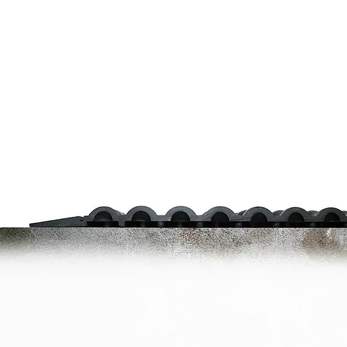 Coba Anti-Ermüdungsmatte Bubblemat Nitril Mittelelement - 90 x 60 cm, Passend für: Coba Bubblemat Nitrile Endelement 28976529 - Nahaufnahme einer schwarzen Gummi-Bodenmatte mit einem einzigartigen Halbzylinder-Design. Sie liegt auf einer grauen Oberfläche und bietet Halt.