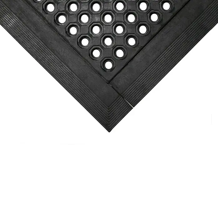 Coba Seitenelement Fatigue-Step M - Länge: 90 cm, Gelb, Passend für: Anti-Ermüdungsmatte Fatigue-Step, Solid-Fatigue-Step und Fatigue-Step Grit Top - Detailaufnahme einer schwarzen Gummimatte mit Löchern und geriffeltem Rand. Ideal für gewerbliche Küchen und stark frequentierte Bereiche.