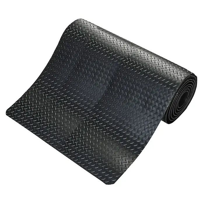 Coba Anti-Ermüdungsmatte Deckplate MeterwareBreite: 90 cm, Rutschfest - Schwarze Gummimatte mit Riffelblechmuster, teilweise aufgerollt. Ideal für Werkstattböden oder als rutschfeste Unterlage.