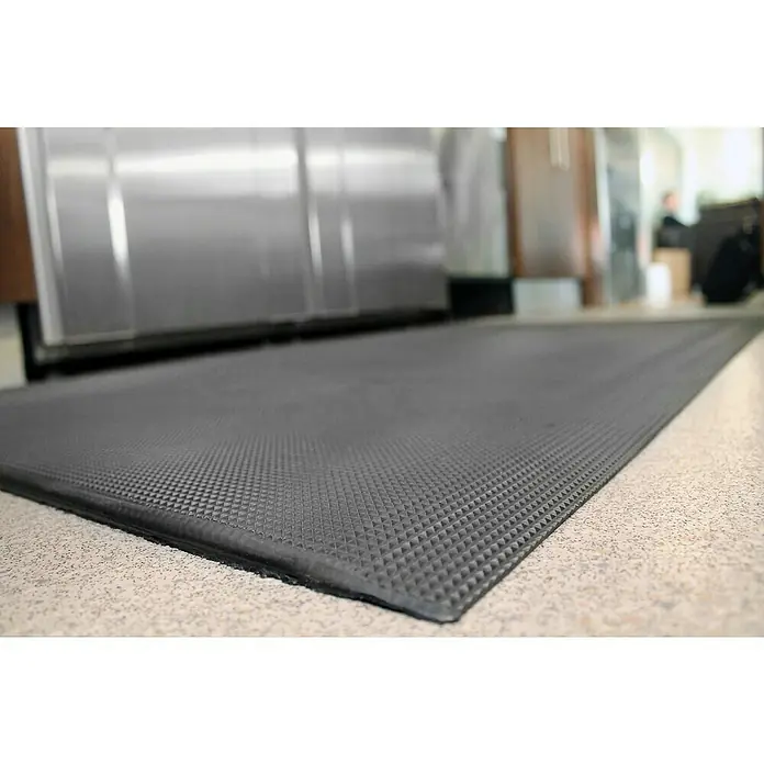 Coba Anti-Ermüdungsmatte Orthomat®-Ultimate - 150 x 90 cm, Schwarz - Hier ist eine Nahaufnahme einer schwarzen Antirutschmatte mit einer pyramidenförmigen Textur. Diese Matte ist ideal für gewerbliche Küchen.