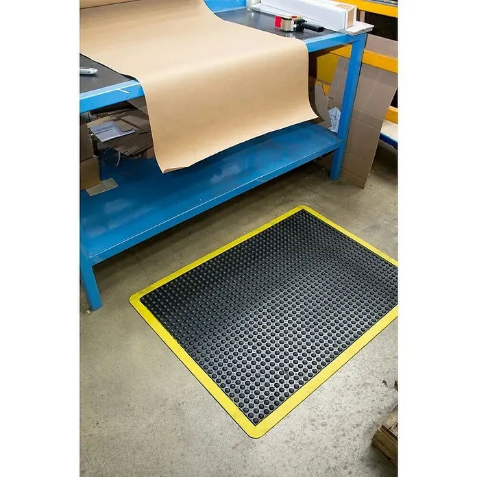 Coba Anti-Ermüdungsmatte Bubblemat Safety - 120 x 90 cm, Passend für: Coba Bubblemat Safety 28638689 / 28638670 - Bürobodenmatte mit gelbem Rand. Die Matte ist schwarz und hat ein Noppenmuster für mehr Komfort. Ideal für Steharbeitsplätze.