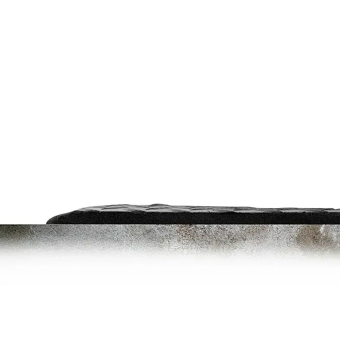 Coba Anti-Ermüdungsmatte Orthomat®-Diamond Meterware - Breite: 90 cm, Schwarz / Gelb - Nahaufnahme einer rustikalen Steinplatte, ideal als Produktpräsentationsfläche oder für dekorative Zwecke.