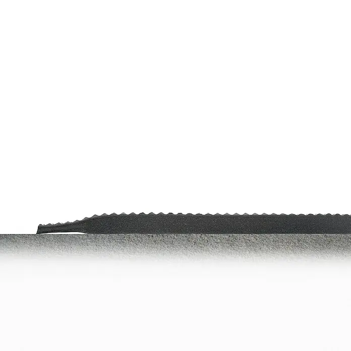 Coba Anti-Ermüdungsmatte Orthomat®-Ultimate90 x 60 cm, Schwarz - Nahaufnahme eines Anti-Rutsch-Teppichstreifens mit gezackter Oberfläche für sicheren Halt auf glatten Böden.