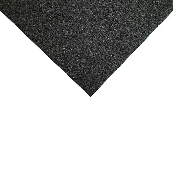Coba Bodenplatte Grip®-SheetSchwarz, 120 x 80 cm - Nahaufnahme einer schwarzen Gummimatte mit körniger Textur, ideal für Rutschfestigkeit und industrielle Anwendungen.