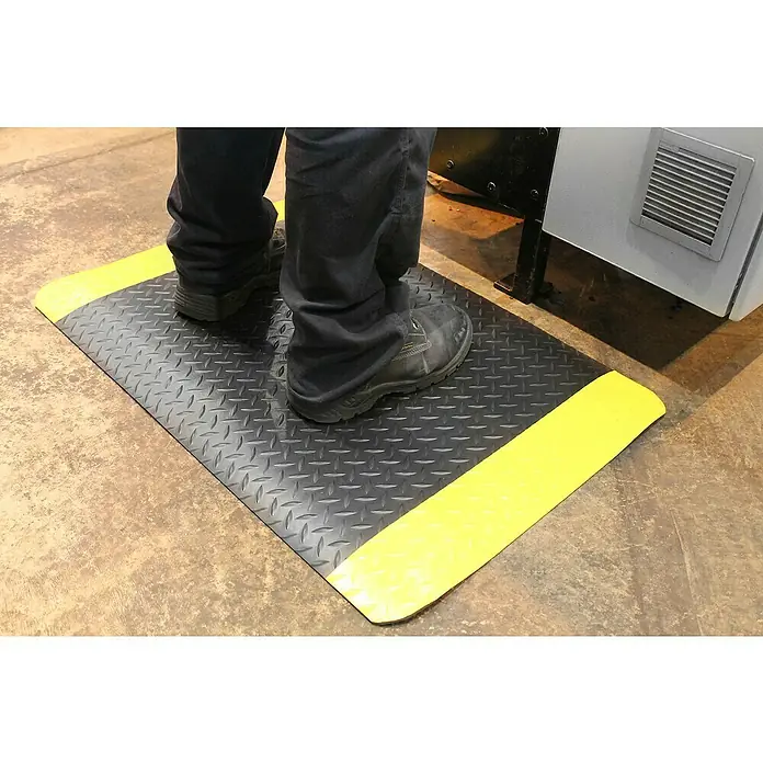 Coba Anti-Ermüdungsmatte Deckplate ProfiSafe Meterware - Breite: 90 cm, Rutschfest - Der Arbeitsplatzmatte mit gelben Sicherheitsstreifen bietet Komfort und Sicherheit bei der Arbeit. Die Matte entlastet die Füße.