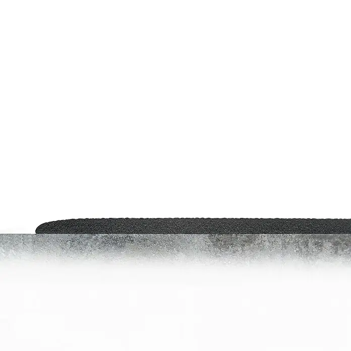 Coba Anti-Ermüdungsmatte Orthomat®-Standard - Breite: 90 cm, Schwarz - Detailaufnahme eines schwarzen Schwellenwerts auf einem strukturierten Untergrund, ideal für barrierefreie Übergänge.