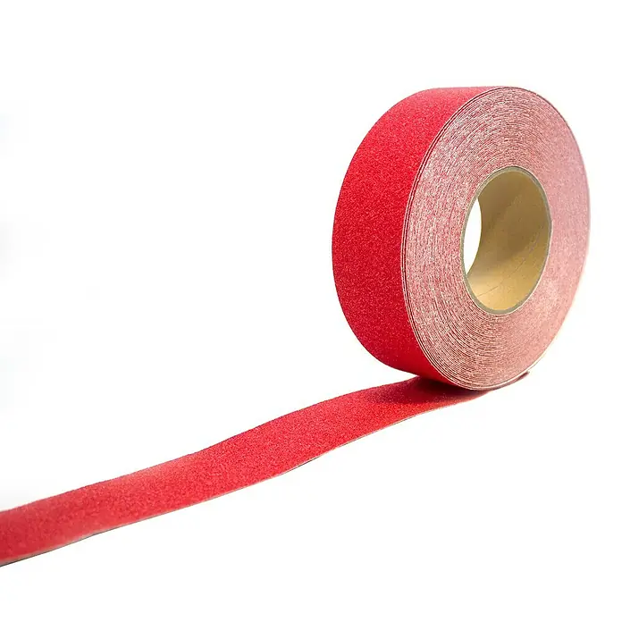 Coba Antirutschband Gripfoot - Rot, Breite: 5 cm - Rolle rotbraunes Antirutschband mit strukturierter, körniger Oberfläche und sichtbarem Kartonkern, entrollt.
