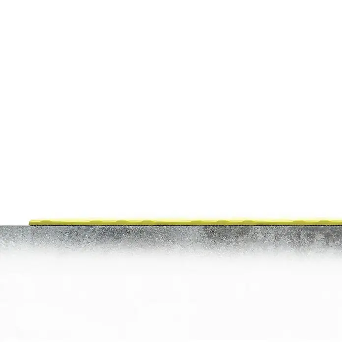 Coba Universalmatte SitePath - L x B: 10 x 1 m, Gelb, Einsatzbereich: Baustelle - Ein gelbes, taktiles Bodenleitsystem auf einem grauen Untergrund. Es dient der Orientierung und Sicherheit für sehbehinderte Menschen.