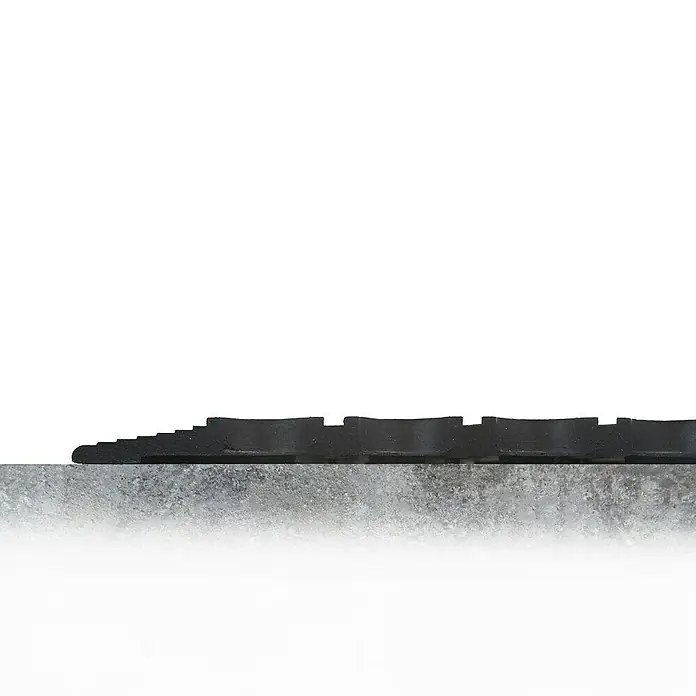 Coba Ringmatte Rampmat - 150 x 90 cm, Schwarz - Das Bild zeigt eine Gummi-Bodenmatte in Schwarz, die auf einem grauen Untergrund liegt und einen sicheren Halt bietet.