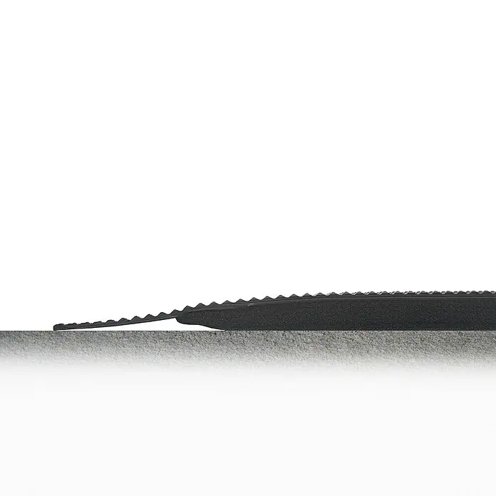Coba Anti-Ermüdungsmatte Diamond Tread Meterware - Breite: 90 cm - Profilansicht eines schwarzen Schwellenrampenprodukts mit gezackter Oberfläche auf einer grauen Oberfläche.