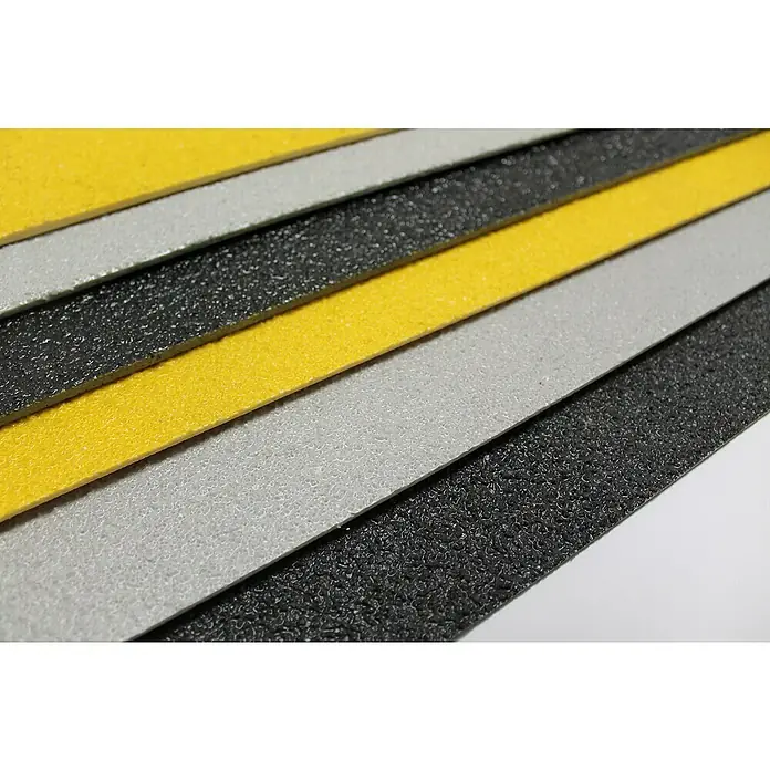 Coba Bodenplatte Grip®-Sheet - Schwarz, 120 x 80 cm - Nahaufnahme von Antirutschstreifen in Gelb, Grau und Schwarz mit einer körnigen Textur, die für zusätzliche Sicherheit sorgt.