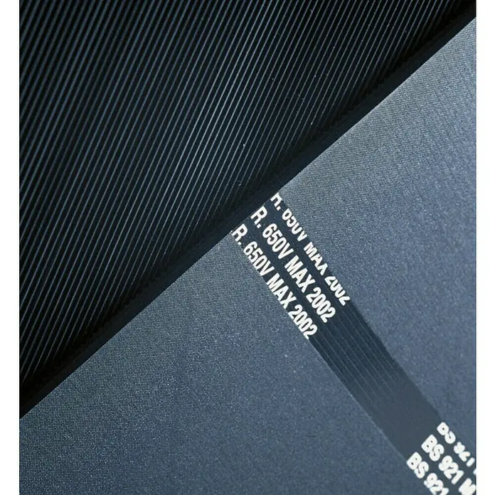 Coba Gummimatte Switch Meterware Klasse 0Schwarz, Passend für: IEC Klasse 0, Breite: 100 cm - Detailaufnahme eines Keilriemens mit der Aufschrift "R. 650V MAX 2002" und Rillenstruktur.