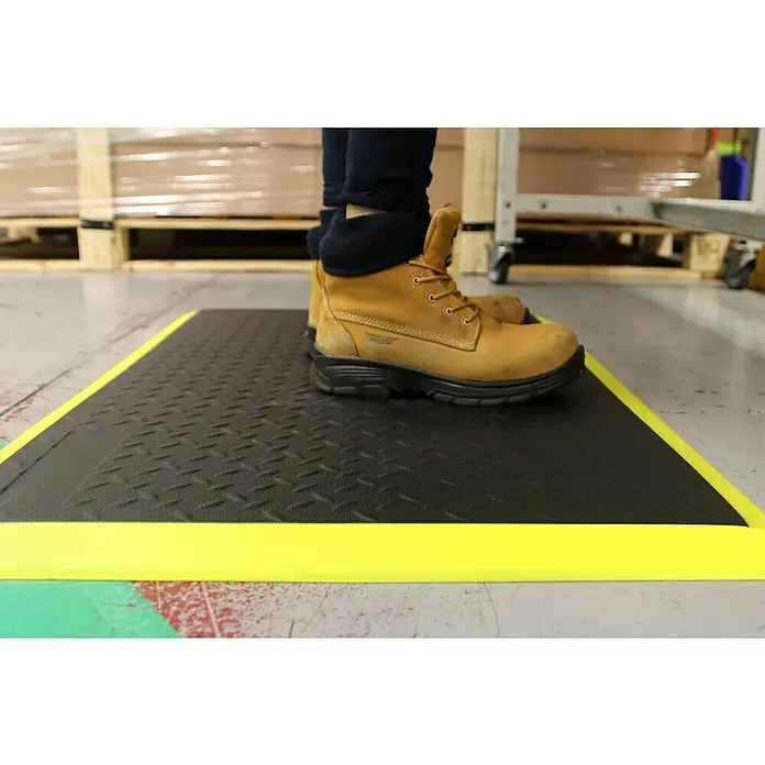 Coba Anti-Ermüdungsmatte Elite® Diamond - 90 x 120 cm, Schwarz/Gelb - Gelbe Anti-Ermüdungsmatte für den Arbeitsplatz. Komfortabel und sicher, ideal für lange Stehzeiten. Robuste Bauweise, rutschfest.