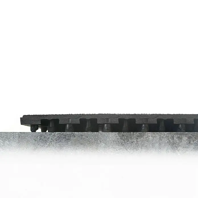 Coba Anti-Ermüdungsmatte Solid Fatigue-Step - Geschlossene Oberfläche - Nahaufnahme einer schwarzen Gummimatte auf einer Betonoberfläche, die ihre Struktur und Funktionalität hervorhebt.