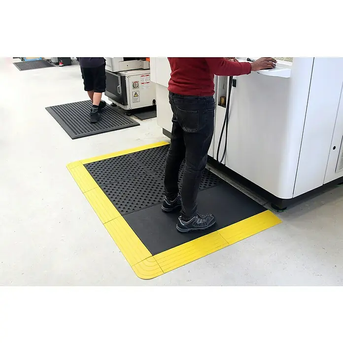 Coba Anti-Ermüdungsmatte Fatigue Lock PremiumGeschlossene Oberfläche, 50 x 50 cm - Der Arbeitsplatz mit einer modularen Anti-Ermüdungsmatte mit gelbem Rand bietet Komfort und Sicherheit.