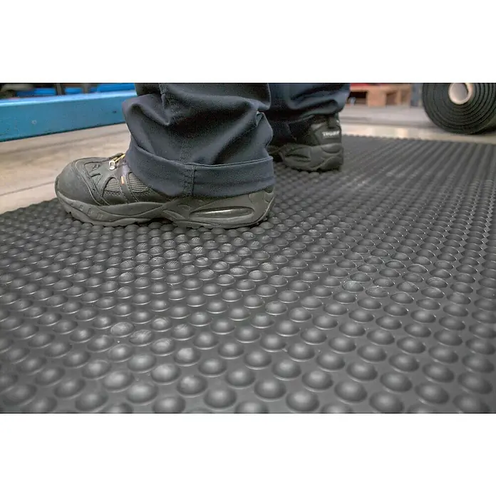 Coba Anti-Ermüdungsmatte Elite® ESD - 90 x 120 cm, Einsatzbereich: Elektrobetriebe - Schwarze Anti-Ermüdungsmatte mit Noppenstruktur unter den Füßen. Ideal für Arbeitsplätze, die Komfort und Sicherheit erfordern.