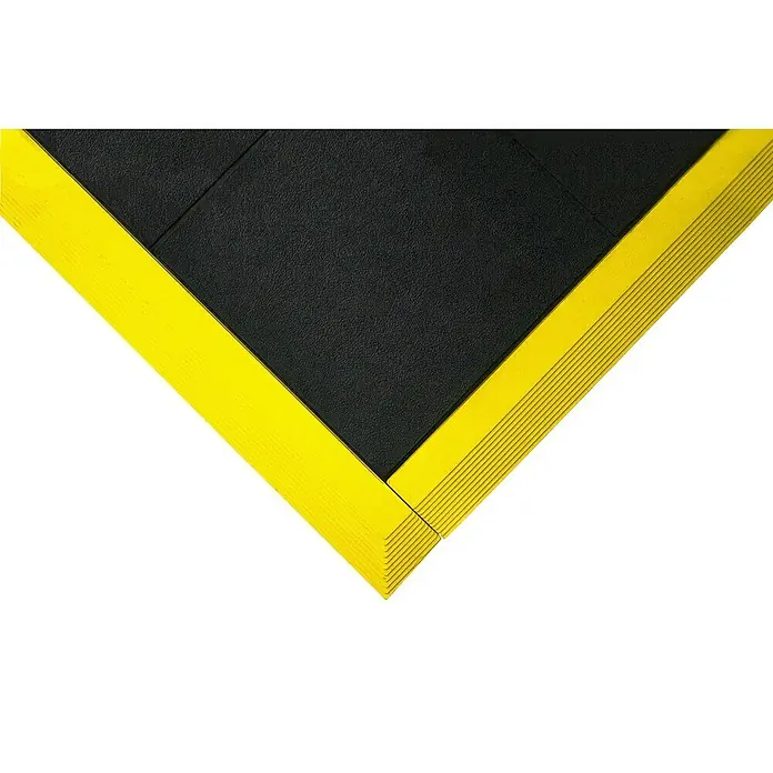 Coba Anti-Ermüdungsmatte Solid Fatigue-Step - Geschlossene Oberfläche - Schwarze Gummimatte mit gelbem Rand. Diese Matte ist ideal für den Einsatz in Werkstätten oder Fabriken, um die Sicherheit zu erhöhen.
