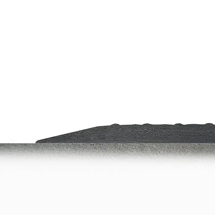 Coba Anti-Ermüdungsmatte Elite® Diamond - 90 x 120 cm, Schwarz/Gelb - Nahaufnahme einer grauen Rampe, die einen sanften Übergang ermöglicht und ideal für Rollstühle und Kinderwagen ist.