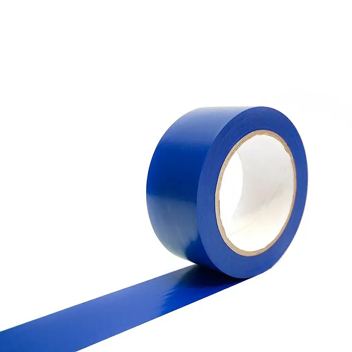 Coba Klebeband Markierband - Farbe: Blau, 33 m x 5 cm - Nahaufnahme einer Rolle blaues Isolierband, die auf einer weißen Oberfläche abgerollt ist und die Vielseitigkeit dieses Produkts hervorhebt.