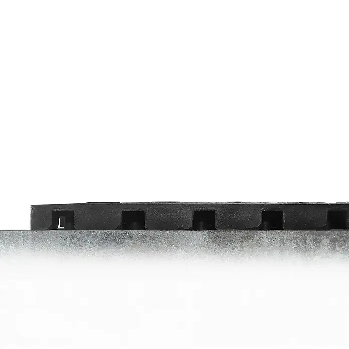 Coba Anti-Ermüdungsmatte Fatigue Lock Premium - Gelochte Oberfläche, 50 x 50 cm - Nahaufnahme eines schwarzen Gummiläufers mit quadratischen Aussparungen auf einer grauen Oberfläche.
